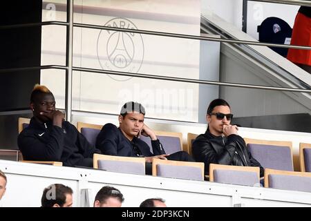 I giocatori della PSG Jean-Christophe Bahebeck, Thiago Silva e Zlatan Ibrahimovic sostengono la loro squadra che gioca contro Lille durante la prima partita di calcio della Francia allo stadio Parc des Princes di Parigi, Francia, il 25 aprile 2015. Foto di Laurent Zabulon/ABACAPRESS.COM Foto Stock