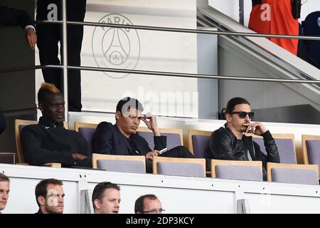 I giocatori della PSG Jean-Christophe Bahebeck, Thiago Silva e Zlatan Ibrahimovic sostengono la loro squadra che gioca contro Lille durante la prima partita di calcio della Francia allo stadio Parc des Princes di Parigi, Francia, il 25 aprile 2015. Foto di Laurent Zabulon/ABACAPRESS.COM Foto Stock