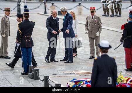 Il ministro francese degli Affari esteri e dello sviluppo internazionale Laurent Fabius e il suo omologo statunitense John Kerry durante una corona che si è posata sulla Tomba del Milite Ignoto all'Arco di Trionfo, nell'ambito della cerimonia che ha segnato il 70° anniversario della fine della seconda guerra mondiale, a Parigi; Francia l'8 maggio 2015. Foto di Christophe Petit Tesson/piscina/ABACAPRESS.COM Foto Stock