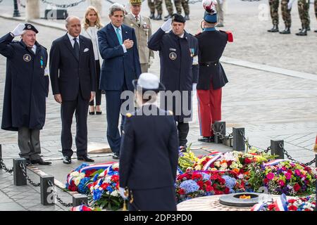 Il ministro francese degli Affari esteri e dello sviluppo internazionale Laurent Fabius e il suo omologo statunitense John Kerry durante una corona che si è posata sulla Tomba del Milite Ignoto all'Arco di Trionfo, nell'ambito della cerimonia che ha segnato il 70° anniversario della fine della seconda guerra mondiale, a Parigi; Francia l'8 maggio 2015. Foto di Christophe Petit Tesson/piscina/ABACAPRESS.COM Foto Stock