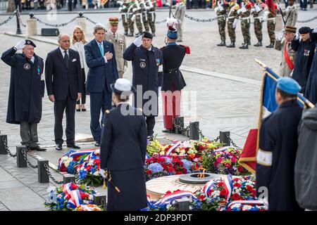 Il ministro francese degli Affari esteri e dello sviluppo internazionale Laurent Fabius e il suo omologo statunitense John Kerry durante una corona che si è posata sulla Tomba del Milite Ignoto all'Arco di Trionfo, nell'ambito della cerimonia che ha segnato il 70° anniversario della fine della seconda guerra mondiale, a Parigi; Francia l'8 maggio 2015. Foto di Christophe Petit Tesson/piscina/ABACAPRESS.COM Foto Stock