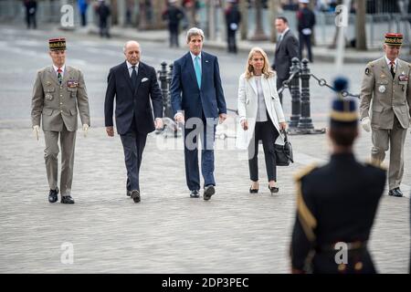 Il ministro francese degli Affari esteri e dello sviluppo internazionale Laurent Fabius e il suo omologo statunitense John Kerry durante una corona che si è posata sulla Tomba del Milite Ignoto all'Arco di Trionfo, nell'ambito della cerimonia che ha segnato il 70° anniversario della fine della seconda guerra mondiale, a Parigi; Francia l'8 maggio 2015. Foto di Christophe Petit Tesson/piscina/ABACAPRESS.COM Foto Stock