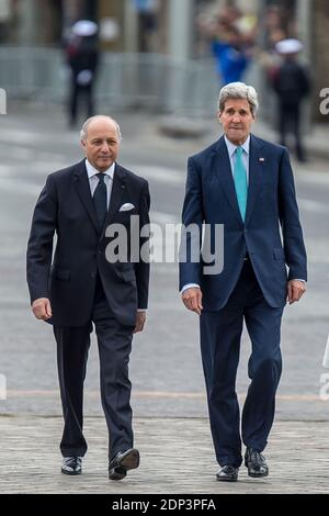 Il ministro francese degli Affari esteri e dello sviluppo internazionale Laurent Fabius e il suo omologo statunitense John Kerry durante una corona che si è posata sulla Tomba del Milite Ignoto all'Arco di Trionfo, nell'ambito della cerimonia che ha segnato il 70° anniversario della fine della seconda guerra mondiale, a Parigi; Francia l'8 maggio 2015. Foto di Christophe Petit Tesson/piscina/ABACAPRESS.COM Foto Stock