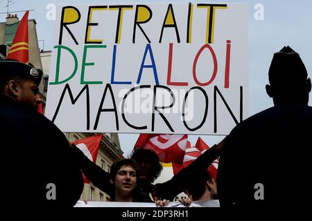 Riunione dei sindacati contro il progetto di legge Macron davanti al Senato il giorno della votazione del progetto da parte dei senatori, a Parigi, Francia, il 12 maggio 2015. Foto di Stephane Lemouton/ABACAPRESS.COM Foto Stock