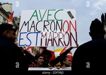 Riunione dei sindacati contro il progetto di legge Macron davanti al Senato il giorno della votazione del progetto da parte dei senatori, a Parigi, Francia, il 12 maggio 2015. Foto di Stephane Lemouton/ABACAPRESS.COM Foto Stock