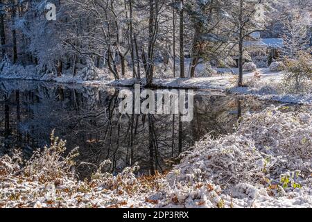 Il ramo est del fiume Swift a Petersham dopo una tempesta di neve precoce Foto Stock