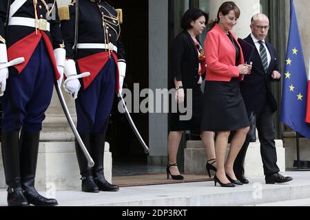 Il 13 maggio 2015, il Ministro degli interni reale francese di Segolene, Bernard cazeneuve e Sylvia Pinel lasciano l'incontro settimanale del gabinetto presso l'Elysee Palace di Parigi, in Francia. Foto di Stephane Lemouton/ABACAPRESS.COM Foto Stock