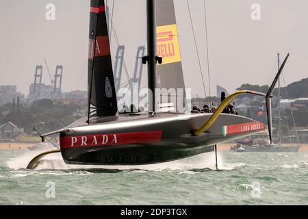 Luna Rossa Prada Pirelli insegue American Magic nella loro seconda partita della giornata. Gara sette della regata. PRADA America's Cup World Series Auckland Race Day 2. 18/12/2020 Foto Stock