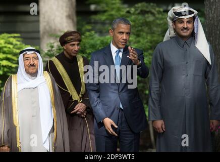 Il presidente Barack Obama (C) parla con e con il Kuwait Emir Sheikh Sabah al-Ahmad al-Sabah (L), vice primo ministro dell'Oman, Sayyid Fahad Bin Mahmood al Said (2-L) e l'Emiro Sheikh Tamim bin Hamad al-Thani del Qatar prima di una foto di gruppo dopo il vertice del Consiglio di cooperazione del Golfo-Stati Uniti a Camp David, MD, USA il 14 maggio 2015. Obama ha ospitato leader provenienti da Arabia Saudita, Kuwait, Bahrein, Qatar, Emirati Arabi Uniti e Oman per discutere una serie di questioni tra cui il terrorismo e l'accordo nucleare USA-Iran. Foto di Kevin Dietsch/piscina/ABACAPRESS.COM Foto Stock