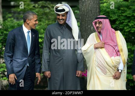 Il presidente Barack Obama parla con l'Emir Sheikh Tamim bin Hamad al-Thani (C) del Qatar e con il principe ereditario dell'Arabia Saudita Mohammed bin Nayef prima di una foto di gruppo che segue il vertice del Consiglio di cooperazione del Golfo-Stati Uniti a Camp David, MD, USA il 14 maggio 2015. Obama ha ospitato leader provenienti da Arabia Saudita, Kuwait, Bahrein, Qatar, Emirati Arabi Uniti e Oman per discutere una serie di questioni tra cui il terrorismo e l'accordo nucleare USA-Iran. Foto di Kevin Dietsch/piscina/ABACAPRESS.COM Foto Stock