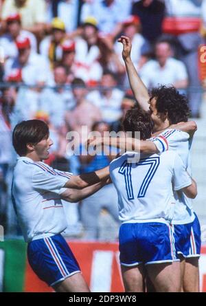 La gioia francese di Michel Platini dopo aver segnato il gol 1-0 durante il Gruppo UN primo round della partita di calcio UEFA EURO 1984, Francia vs Belgio a Stade de la Beujoire, Nantes, Francia il 16 giugno 1984. La Francia ha vinto 5-0. Foto di Henri Szwarc/ABACAPRESS.COM Foto Stock