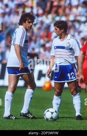 Francia Michel Platini e Alain Giresse durante il Gruppo UN primo round della partita di calcio UEFA EURO 1984, Francia contro Belgio a Stade de la Beaujoire, Nantes, Francia il 16 giugno 1984. La Francia ha vinto 5-0. Foto di Henri Szwarc/ABACAPRESS.COM Foto Stock