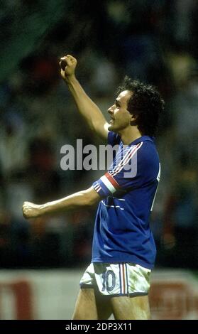 La gioia francese di Michel Platini dopo aver segnato il suo gol 1-0 durante il Gruppo UN primo round della partita di calcio UEFA EURO 1984, Francia contro Yogoslavia allo Stade Geoffroy-Guichard a St-Etienne, Francia, il 19 giugno 1984. La Francia ha vinto il 3-2 . Foto di Henri Szwarc/ABACAPRESS.COM Foto Stock