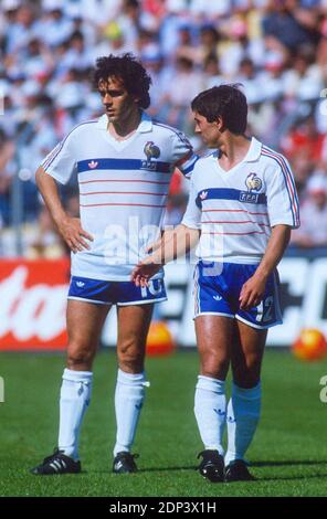 Francia Michel Platini e Alain Giresse durante il Gruppo UN primo round della partita di calcio UEFA EURO 1984, Francia contro Belgio a Stade de la Beujoire, Nantes, Francia il 16 giugno 1984. La Francia ha vinto 5-0. Foto di Henri Szwarc/ABACAPRESS.COM Foto Stock