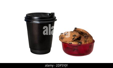 Tazza di caffè in plastica con biscotti su fondo bianco isolato, deliziosi biscotti con cioccolato, bevanda al caffè. Foto Stock