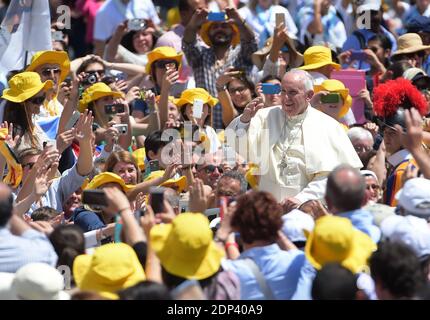 Papa Francesco conduce una cerimonia per la canonizzazione di quattro monache in piazza San Pietro, in Vaticano, il 17 maggio 2015. Papa Francesco ha nominato due palestinesi, una francese e una italiana come santi in una cerimonia appena giorni dopo che il Vaticano ha formalizzato il suo riconoscimento de facto dello Stato di Palestina. La cerimonia, alla quale ha partecipato il presidente palestinese Mahmoud Abbas, ha messo in luce la spinta di Papa Francesco ad aiutare le comunità cristiane in Medio Oriente. Foto di Eric Vandeville /ABACAPRESS.COM Foto Stock