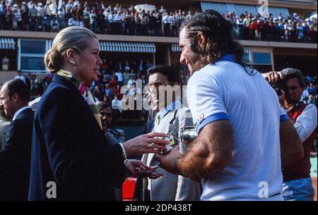 MONTE-CARLO TENNIS APERTO : Guillermo Vilas Argentina vincitore del titolo contro la Repubblica Ceca Ivan Lendl, si congratula con la Principessa Grace di Monaco nello Stadio Monte-Carlo, Monaco, il 5 aprile 1982. Foto di Henri Szwarc/ABACAPRESS.COM Foto Stock