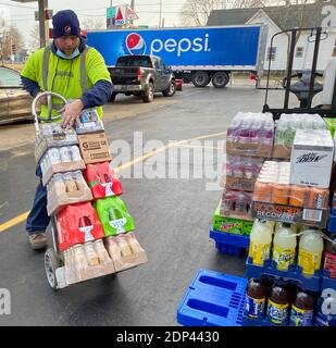 Racine, Wisconsin, Stati Uniti. 18 Dicembre 2020. I prodotti PepsiCo vengono consegnati a un distributore di benzina di un minimarket a Racine, Wisconsin, venerdì 18 dicembre 2020. (Credit Image: © Mark HertzbergZUMA Wire) Credit: ZUMA Press, Inc./Alamy Live News Foto Stock