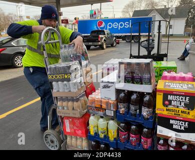 Racine, Wisconsin, Stati Uniti. 18 Dicembre 2020. I prodotti PepsiCo vengono consegnati a un distributore di benzina di un minimarket a Racine, Wisconsin, venerdì 18 dicembre 2020. (Credit Image: © Mark HertzbergZUMA Wire) Credit: ZUMA Press, Inc./Alamy Live News Foto Stock