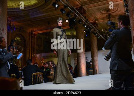 Atmosfera al 'Festival Islamico della Moda' organizzato da ONG malesi, presso l'hotel Carlton, a Cannes, Francia, il 22 maggio 2015, a margine del 68° Festival del Cinema di Cannes. Foto Ammar Abd Rabbo/ABACAPRESS.COM Foto Stock