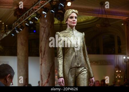Atmosfera al 'Festival Islamico della Moda' organizzato da ONG malesi, presso l'hotel Carlton, a Cannes, Francia, il 22 maggio 2015, a margine del 68° Festival del Cinema di Cannes. Foto Ammar Abd Rabbo/ABACAPRESS.COM Foto Stock