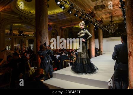 Atmosfera al 'Festival Islamico della Moda' organizzato da ONG malesi, presso l'hotel Carlton, a Cannes, Francia, il 22 maggio 2015, a margine del 68° Festival del Cinema di Cannes. Foto Ammar Abd Rabbo/ABACAPRESS.COM Foto Stock