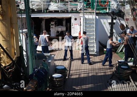 La nave a vela russa "Krusenstern" è raffigurata durante una sosta nel porto di Tolone, nella Francia meridionale, il 22 maggio 2015. La nave ormeggiare a Tolone tra il 21 e il 23 maggio 2015 e sarà aperta ai visitatori. Il Krusenstern o Kruzenshtern è un barque a quattro alberi e una nave alta che è stata costruita come la Padova (dal nome della città italiana) nel 1926 a Geestemuende a Bremerhaven, Germania. Fu ceduta all'URSS nel 1946 come riparazione della guerra e rinominata dopo l'esploratore tedesco Baltico all'inizio del XIX secolo al servizio russo, Adam Johann Krusenstern (1770–1846). Ora è una vela trai russa Foto Stock