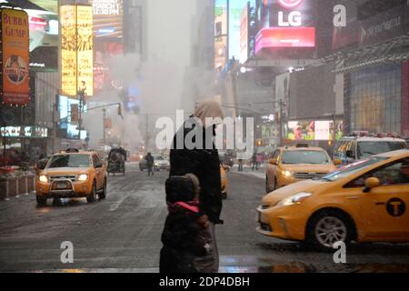 Manhattan, New York. Un uomo e un bambino che attraversano una strada in Times Square. Foto Stock