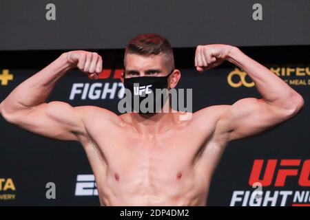 18 dicembre 2020: Las Vegas, NV - 18 dicembre: Stephen Thompson si pone sulla scala durante la UFC Vegas 17 pesate-in a UFC Apex il 18 dicembre 2020 a Las Vegas, Nevada, Stati Uniti. Credit: Diego Ribas/PX Imagens/ZUMA Wire/Alamy Live News Foto Stock