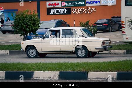 Batumi. Georgia - 4 novembre 2020: Jiguli Lada sulle strade di Batumi Foto Stock