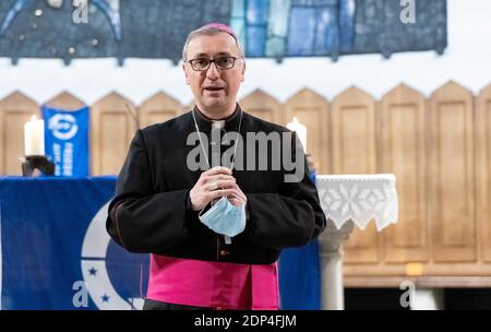 Hamburg, Germany. 13th Dec, 2020. Stefan Heße, Roman Catholic clergyman and Archbishop of Hamburg, speaks at the sending out ceremony of the Christmas Light of Peace from Bethlehem. Credit: Markus Scholz/dpa/Alamy Live News Stock Photo