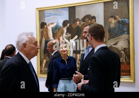 Il presidente francese Francois Hollande, il re Felipe VI e la regina Letizia di Spagna passano accanto al dipinto 'la Tunique de Joseph' (il sanguinoso mantello di Giuseppe portato a Giacobbe) mentre si esibiscono in tour alla mostra 'Velasquez - l'età d'oro dell'arte spagnola' al Grand Palais di Parigi, Francia, il 2 giugno 2015. Foto di Yoan Valat/piscina/ABACAPRESS.COM Foto Stock