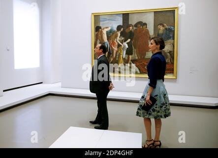 Il presidente francese Francois Hollande e la regina Letizia di Spagna passano accanto al dipinto 'la Tunique de Joseph' (il sanguinoso mantello di Giuseppe portato a Giacobbe) mentre si esibiscono in tour alla mostra 'Velasquez - l'età d'oro dell'arte spagnola' al Grand Palais di Parigi, Francia, il 2 giugno 2015. Foto di Yoan Valat/piscina/ABACAPRESS.COM Foto Stock