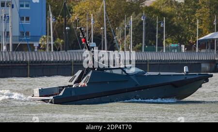 MAD Fox autonomo di superficie veicolo (drone boat) in fase di prove in mare a Portsmouth Harbour, Regno Unito il 22 ottobre 2020. Foto Stock