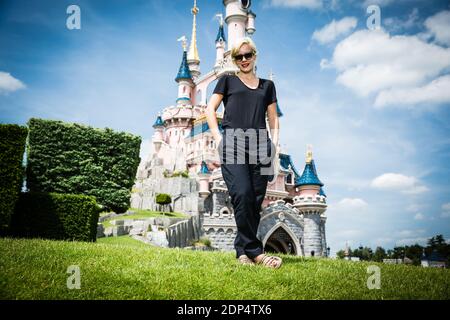 Lily Allen si trova a Disneyland Paris, a Marne-la-Vallee, vicino a Parigi, Francia, il 13 giugno 2015. Foto di ABACAPRESS.COM Foto Stock