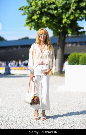 Stile Street, Elina Halimi arriviamo a Pitti uomo 88 a Firenze, il 18 giugno 2015. Foto di Marie-Paola Bertrand-Hillion/ABACAPRESS.COM Foto Stock