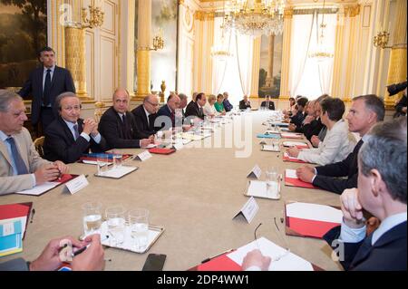 Il presidente francese Francois Hollande è surrogato dal segretario di Stato per le relazioni parlamentari Jean-Marie le Guen, dal ministro degli interni Bernard Cazeneuve, dal presidente del Senato Gerard Larcher, dal ministro degli Affari esteri Laurent Fabius, dall'europarlamentare del partito socialista Elisabeth Guigou, dal ministro della Giustizia Christiane Taubira, Il primo Ministro Manuel Valls durante una riunione di emergenza ha ospitato, dopo i rapporti di spionaggio degli Stati Uniti sui presidenti francesi, al Palazzo Elysee a Parigi, in Francia, il 24 giugno 2015. Foto di David Niviere/piscina/ABACAPRESS.COM Foto Stock