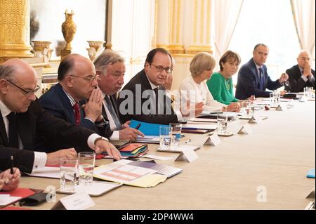 Il presidente francese Francois Hollande è stato surrogato dal segretario di Stato per le relazioni parlamentari Jean-Marie le Guen, ministro dell'interno Bernard Cazeneuve, presidente del Senato Gerard Larcher, durante una riunione d'urgenza che ha ospitato, dopo le notizie di spionaggio USA sui presidenti francesi, presso il Palazzo Elysee di Parigi, Francia, il 24 giugno; 2015. Foto di David Niviere/piscina/ABACAPRESS.COM Foto Stock