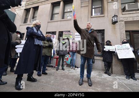 New York, Stati Uniti. 18 Dicembre 2020. Con il co-fondatore dei Pink Floyd Roger Waters (l) al suo fianco il procuratore degli Stati Uniti Steven Donziger parla al raduno davanti alla sua residenza di Manhattan per celebrare il suo 500° giorno agli arresti domiciliari, New York, NY, 18 dicembre 2020. Con il permesso della Corte, il sig. Donziger è stato autorizzato ad uscire per pochi minuti. (Foto di Anthony Behar/Sipa USA) Credit: Sipa USA/Alamy Live News Foto Stock