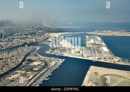 Vista di Dubai da Air, porti industriali Foto Stock