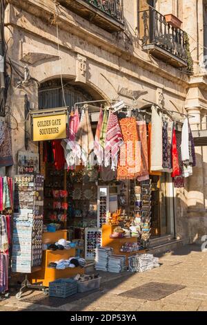 Golden Gate souvenir storefront sulla strada nella città vecchia di Gerusalemme, Israele Foto Stock