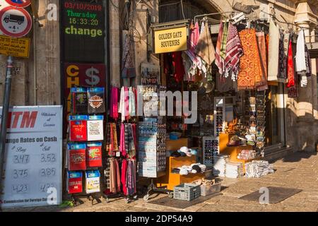 Golden Gate souvenir storefront sulla strada nella città vecchia di Gerusalemme, Israele Foto Stock