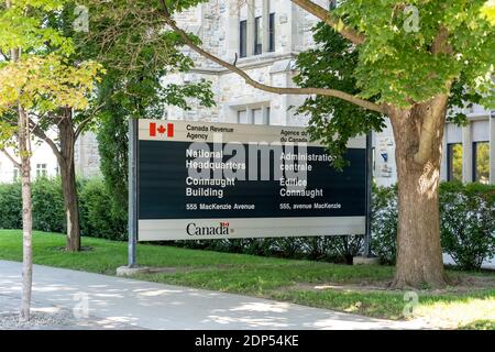 Ottawa, Ontario, Canada - 8 agosto 2020: Sede nazionale dell'Agenzia delle entrate del Canada a Ottawa Foto Stock