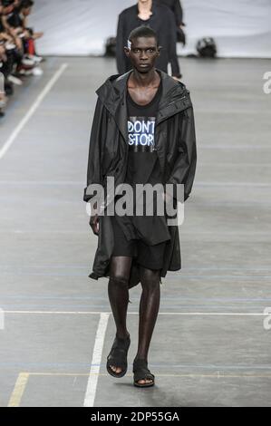 Lo stilista Yohji Yamoto cammina sulla pista alla sfilata di moda Y3 Primavera-Estate 2016 durante la settimana della Moda Menswear di Parigi il 28 giugno 2015 a Parigi, Francia. Foto di Alain Gil-Gonzalez/ABACAPRESS.COM Foto Stock