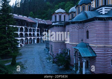 Monastero di Rila, Monastero di Sant'Ivan di Rila, crepuscolo del cortile e della chiesa principale, provincia di Kyustendil, Bulgaria, Europa sudorientale, Europa Foto Stock