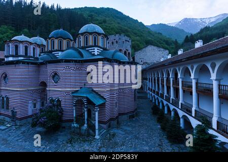 Monastero di Rila, Monastero di Sant'Ivan di Rila, crepuscolo del cortile e della chiesa principale, provincia di Kyustendil, Bulgaria, Europa sudorientale, Europa Foto Stock