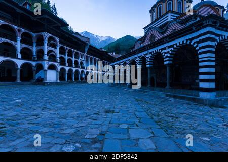 Monastero di Rila, Monastero di Sant'Ivan di Rila, crepuscolo del cortile e della chiesa principale, provincia di Kyustendil, Bulgaria, Europa sudorientale, Europa Foto Stock