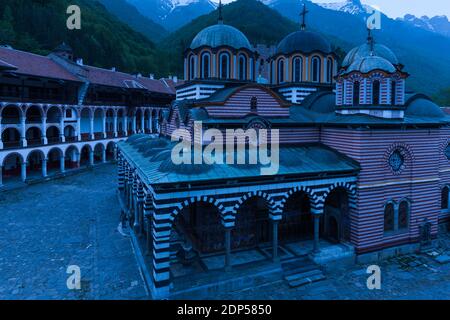 Monastero di Rila, Monastero di Sant'Ivan di Rila, crepuscolo del cortile e della chiesa principale, provincia di Kyustendil, Bulgaria, Europa sudorientale, Europa Foto Stock