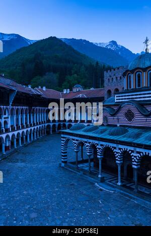 Monastero di Rila, Monastero di Sant'Ivan di Rila, crepuscolo del cortile e della chiesa principale, provincia di Kyustendil, Bulgaria, Europa sudorientale, Europa Foto Stock