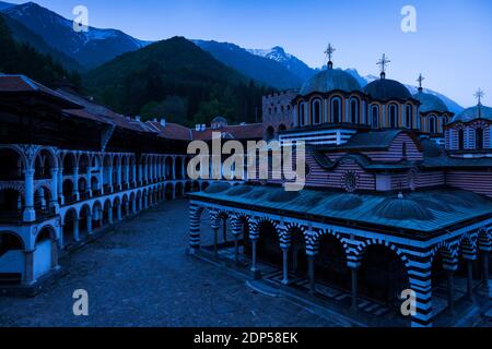 Monastero di Rila, Monastero di Sant'Ivan di Rila, crepuscolo del cortile e della chiesa principale, provincia di Kyustendil, Bulgaria, Europa sudorientale, Europa Foto Stock